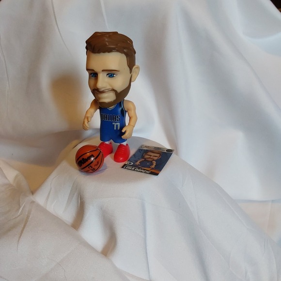 ZURU NBA Ballers Series 1 - RARE Luka Doncic Dallas Mavericks With Card And Ball - Picture 1 of 3